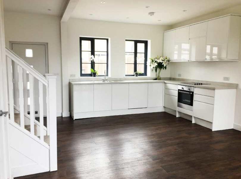 The Barn Nightingale Road Hitchin Hertfordshire SG5 1QU Guide Price 375,000 A stunning, newly converted contemporary styled home forming part of a small, gated, courtyard development of three