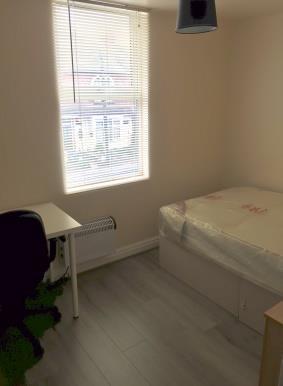 University of Birmingham. 4 double bedroom Velvet Sofas Dryer (Clothes) 2 87.00