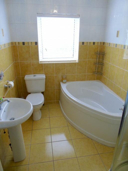 pedestal wash hand basin, corner bath, fully tiled walk