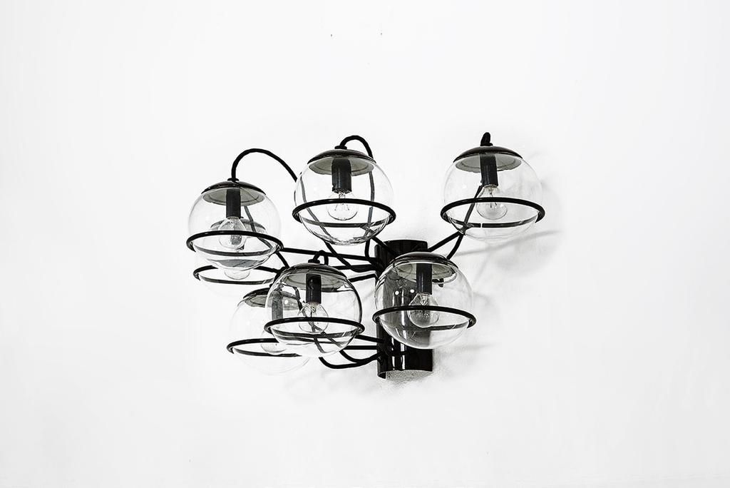 GINO SARFATTI (1912-1985) Wall lamp model 237/7 Manufactured by Arteluce Italy 1959 Painted tubular metal, painted metal, opaque glass.