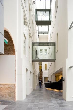 plan is an interior street which gives the complex a new main structure This central passage runs parallel with Oude Turfmarkt and is also to be reached from the old hospital grounds by way of a