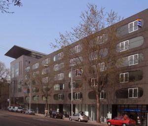 photo: Maarten Helle Housing Sarphatistraat Sarphatistraat 141 1018 GD Amsterdam These apartments are designed as units with a large open space with open kitchen and