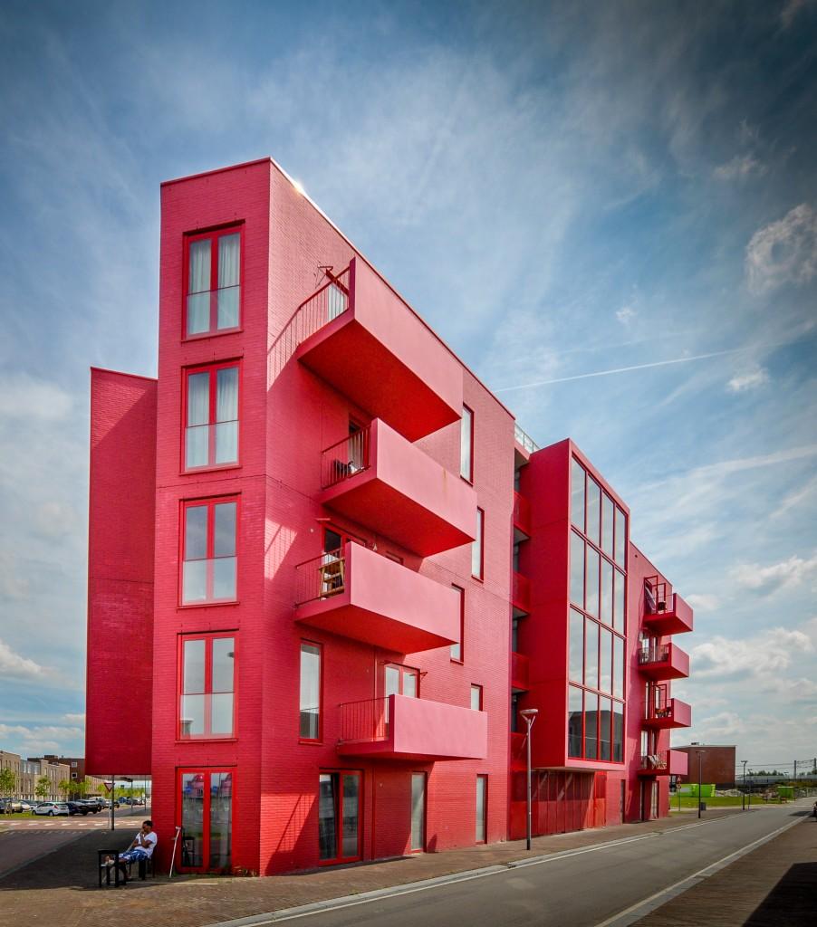 Paint it red Beneluxlaan 679-721 1363 BJ Almere Built in the new district Almere Poort, this apartment building is a real eye catcher Realized on a triangular lot the building tapers off to a narrow