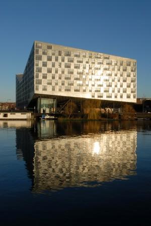 photo: architour photo: Allard van der Hoek The Whale Baron G A Tindalplein 1 1019 TW Amsterdam The Whale is one of three big meteorites which have landed in-between the lowrise row houses on the