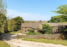 5 miles, Manchester Airport: 29 miles, Manchester: 36 miles Boarsgrove Farm occupies a stunning yet sheltered location atop the Staffordshire Moorlands within the Peak District National Park.