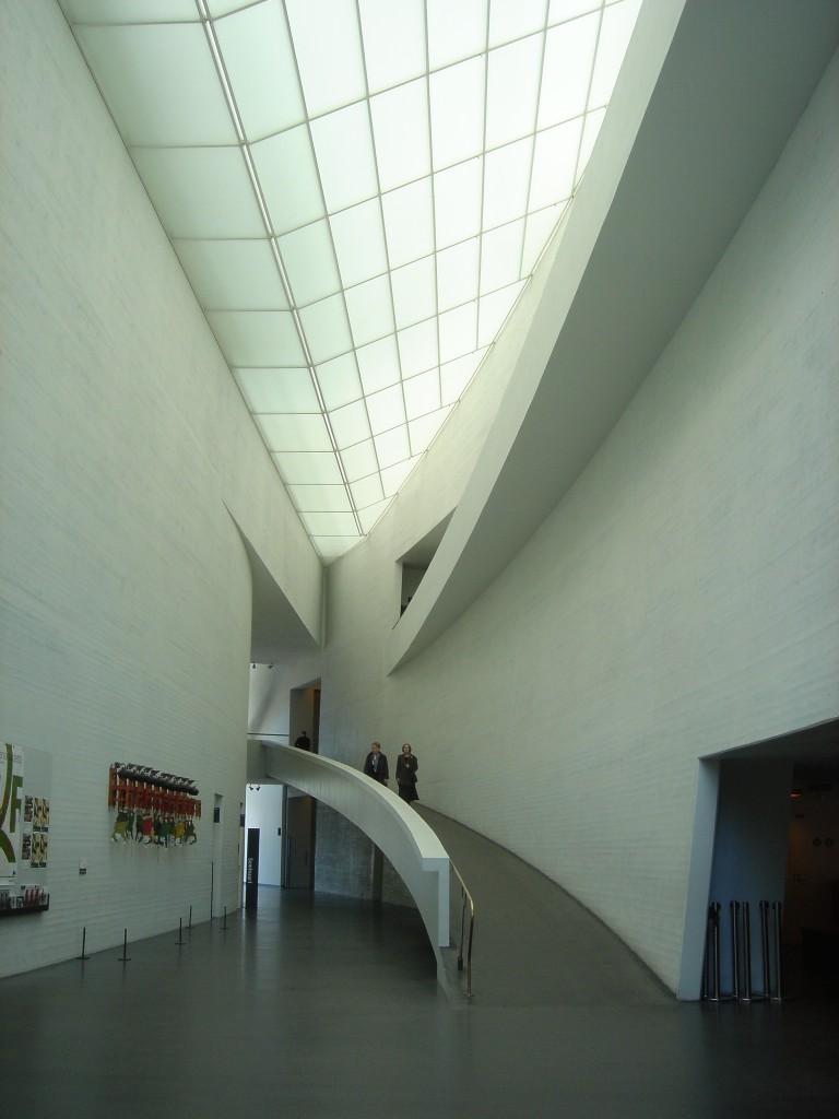 internal and overall concept of intertwining Variation in room shape and size due to the gently curving building section allows the 25 galleries to be naturally lit, taking advantage of