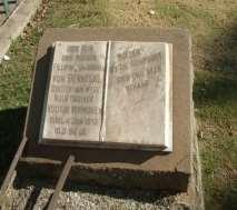 Hierdie plaas het voorheen aan ene JA BEETGE behoort. Matthys Johannes DE BEER, sterf te Garsfontein op 21.4.1879 en Maria op 21.10.1901. Albei is op Garsfontein in 'n familiekerkhof begrawe.