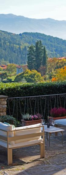 CASALE DI FIESOLE WHAT'S NEARBY Compiobbi (train) less than 5 minutes by car Florence 20 minutes by car or train San Casciano in Val di Pesa, Chianti (Ugolino Golf Course) 25-30 minutes Florence