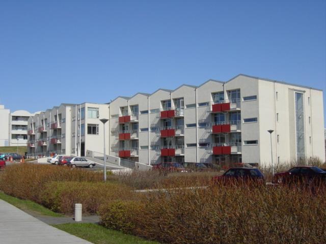 6.10.4 gr. Students apartments, access for all apartments Iceland 1/8 (12.5%) 1/5 (20%) (recommendation) (PBL 8 chapter, 4 Residential houses shall bee accessible.