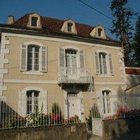 "Maison de Ville" town house situated on the banks of the river Vézère Summary This is a substantial town house situated on the banks of the