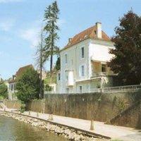 Description This is a substantial town house situated on the banks of the river Vézère in Le Bugue.
