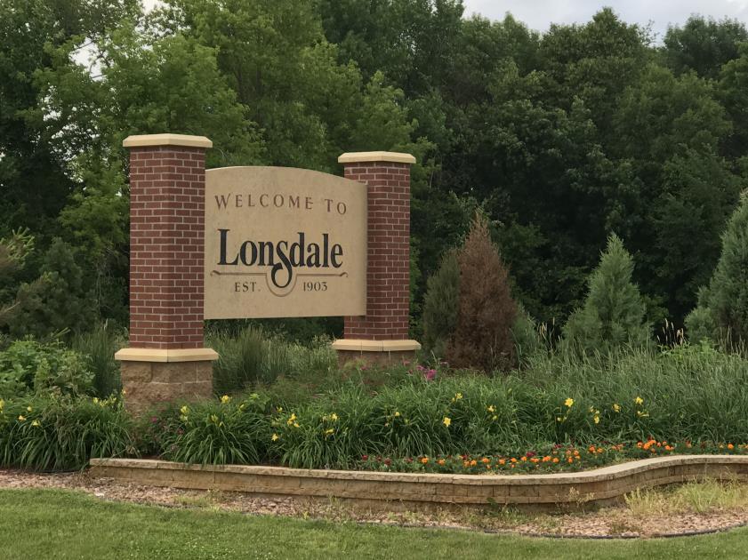 Affordable housing and high quality of life Nestled within the scenic rolling hills, wetlands, and woodlands of northwest Rice County, Lonsdale is a vibrant community, home to 4,000 residents.