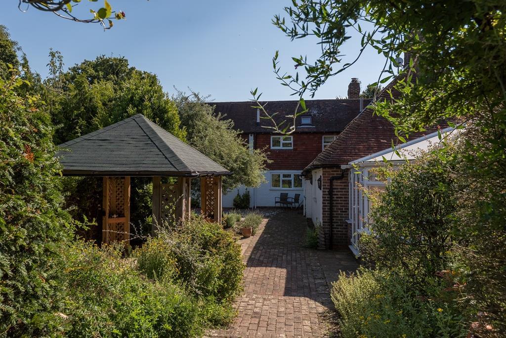 needing easy access to Brighton, Gatwick Airport and London. Hurstpierpoint has a bustling High Street with numerous shops, stores and restaurants, public houses, health centre and leisure facilities.