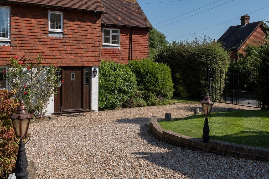 Haywards Heath (linking with London and Brighton). The property is also conveniently situated for the Burgess Hill Leisure Centre and Hickstead International Show Jumping ground.