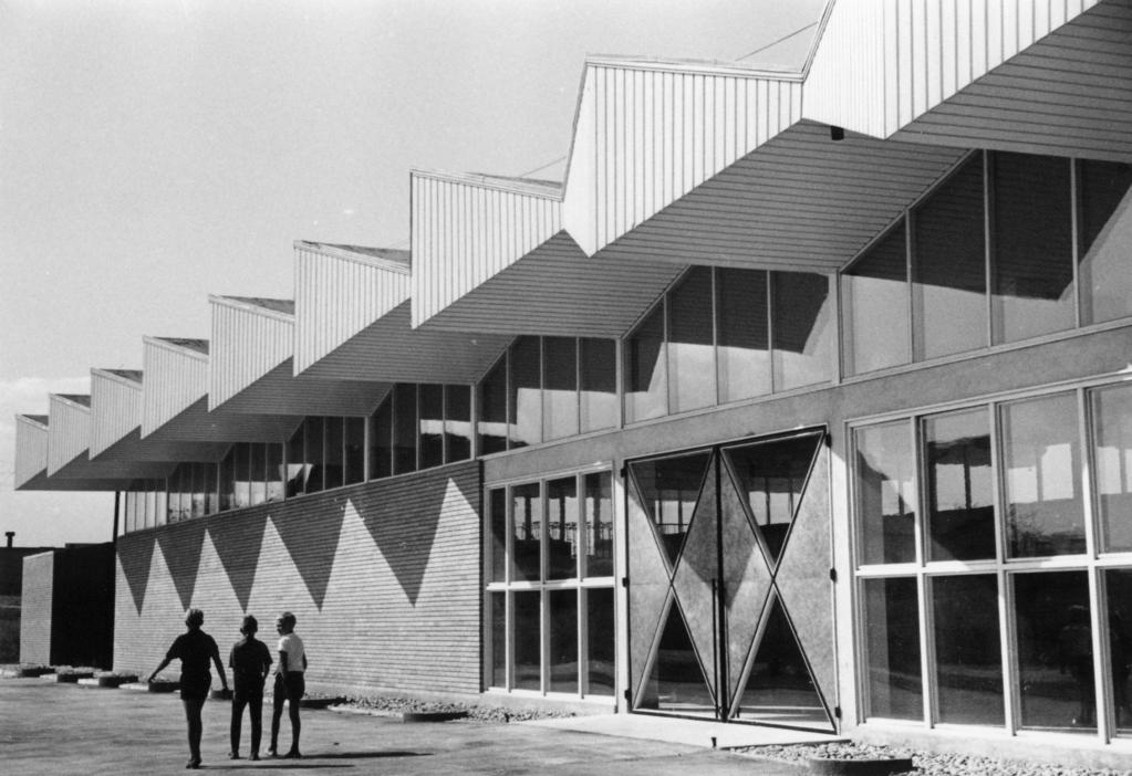 MODERNIZMAS: TARP NOSTALGIJOS IR KRITIŠKUMO 109 Saku kolūkio parodų paviljonas, 1964 1969 m. 5. Panašiai teigiama ir: Ingrid Lillemägi.