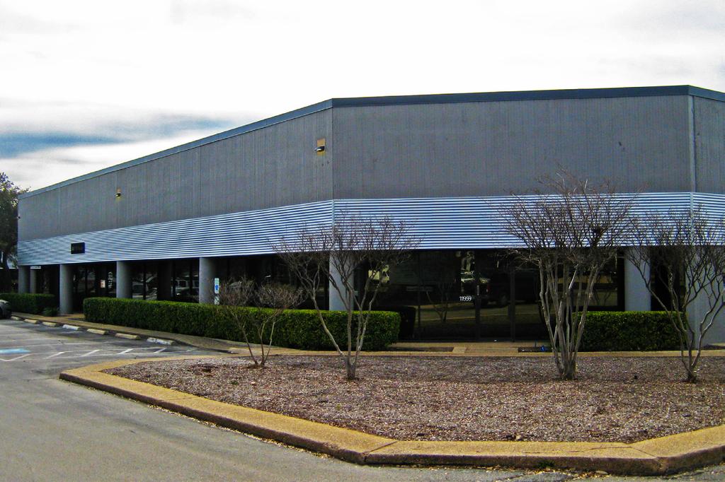 FLEX/OFFICE/WAREHOUSE SPACE FOR LEASE AMENITIES Near San Antonio Int l Airport North Central/ Wurzbach Flex Office Warehouse Loading-Dock; Grade Level Tilt Wall THE SHOPS AT LA CANTERA HELOTES THE