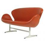 00 (310118) Arne Jacobsen, Swan sofa, model 3321, upholstered vegetable natural. 390,000.