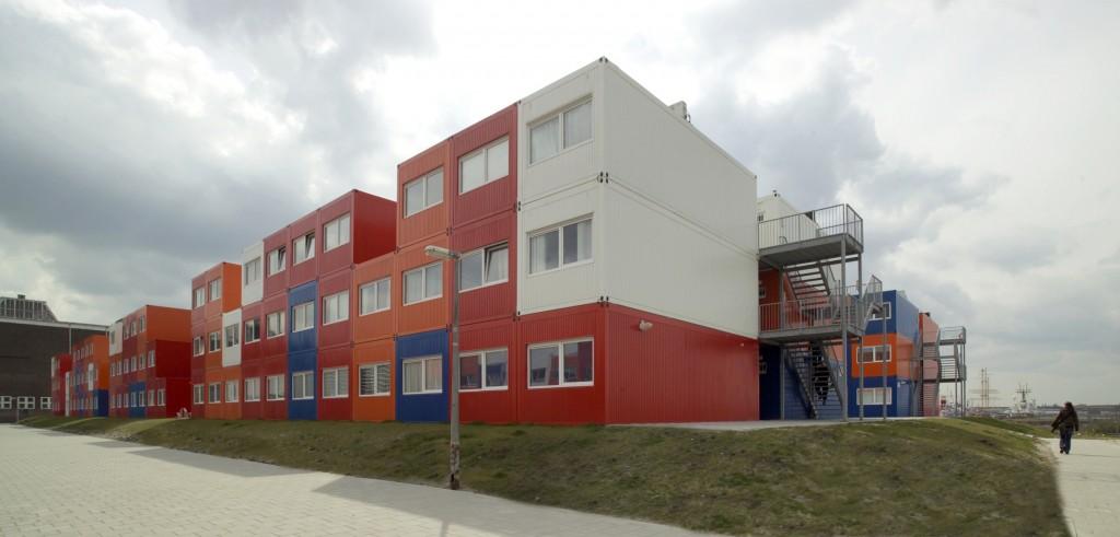 kitchen, bathroom, toilet, tv-connection and internet, measuring 24 m2 One box costs about 350 euro to rent, all inclusive The students have a larger communal space for parties, gatherings, or, just