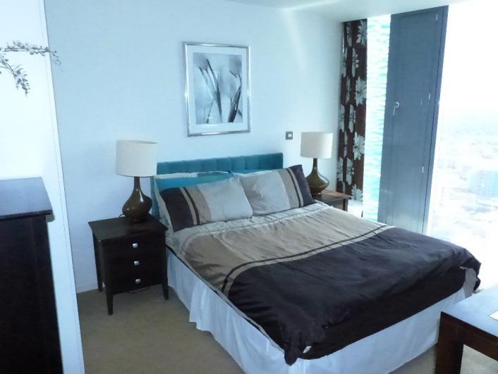 Arkade Property is proud to offer this spacious twenty first floor, two bedroom apartment with a bathroom, a living room/kitchen, sun terrace and panoramic views over the city centre to the