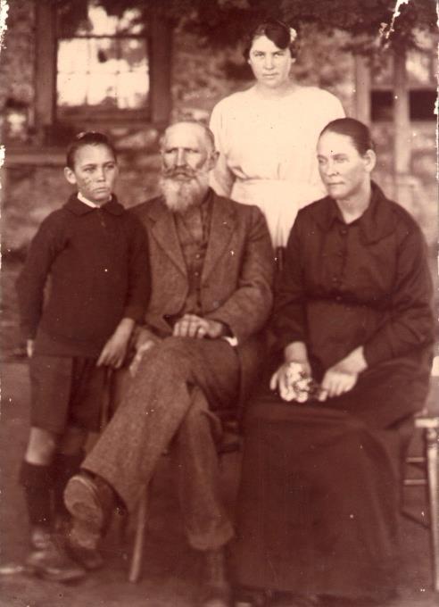 5.3.3. Martha Aletta Swanepoel (Swanepoel) Figuur 96: Hendrik Swanepoel saam met sy vrou en van hulle kinders 458 Martha Aletta Swanepoel (b3c8d6e3f6) is op 9 November 1871 gebore.