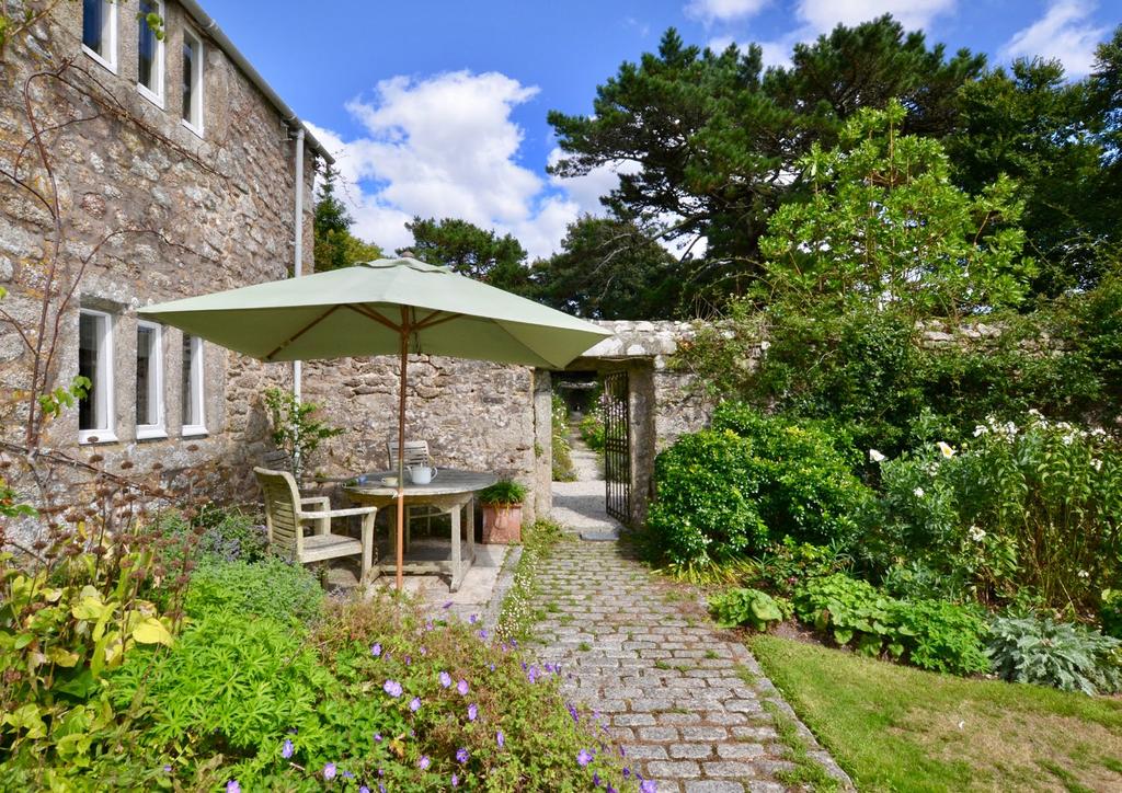Property Treviades Barton is a beautiful country house nestling in rolling countryside just to the north of the Helford River, enjoying delightful views and within easy reach of the villages of