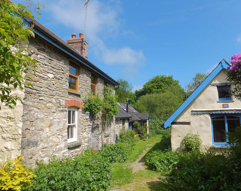 The accommodation comprises of a traditional farmhouse with adjoining barn conversion which is currently a 2 bedroom