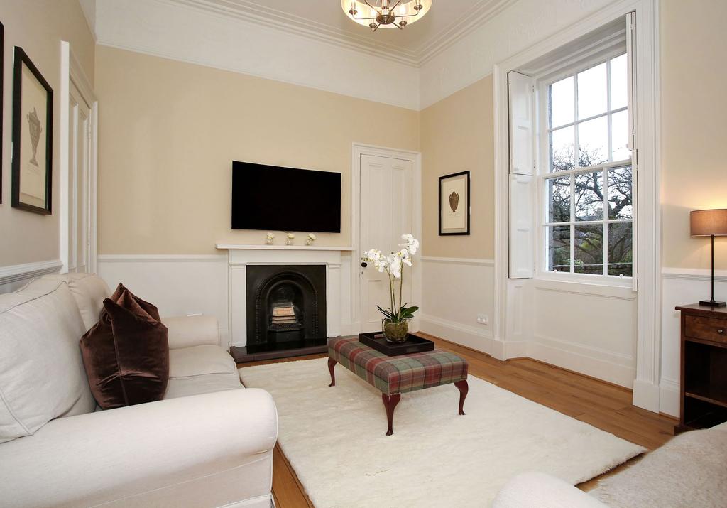 banister leads from the reception hallway. A large arched window overlooks the rear garden. Dado rail. Radiator.