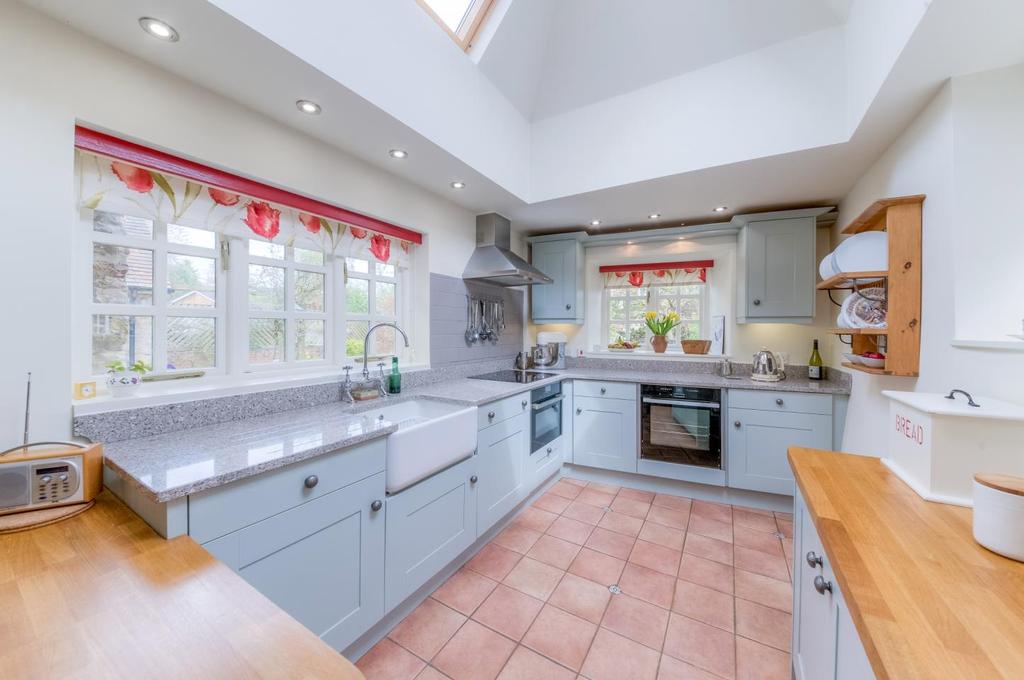 Lantern Cottage, Glebe Lane, Staverton, Nr Daventry, Northamptonshire, NN11 6JF Guide Price Of : 500,0000 A stunning stone cottage dating in part from the 18th century and situated in the heart of