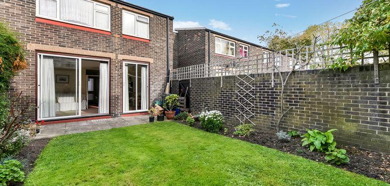 SOLD REF: 1948528 2 Bed, Purpose Built House, Private Garden, Off Street Parking South Facing Private Garden with Side Access - 844 Square Foot (approx.