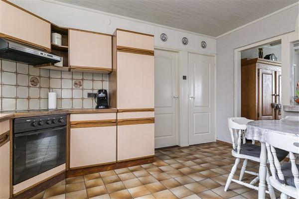 The kitchen is equipped with an electric cooker, separate dishwasher, refrigerator, sink, oven and extractor.