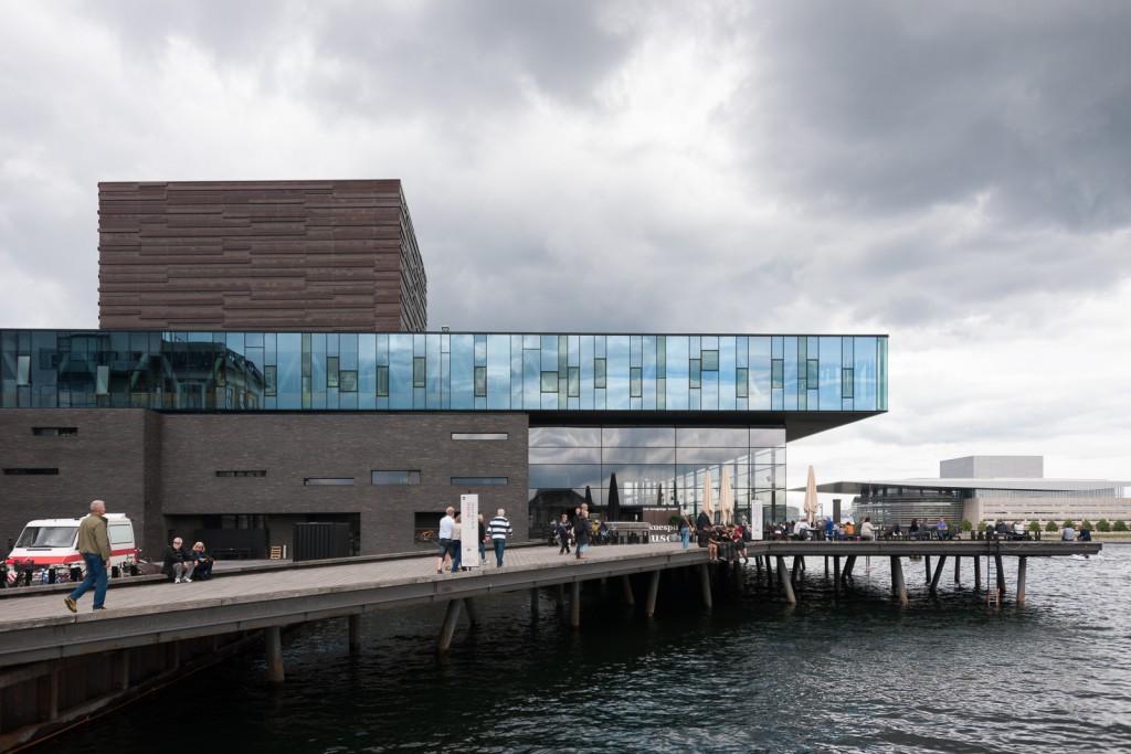 The two prominent positions along the water will turn them into two cultural focus points in the city The exterior of the new playhouse is dominated by a continuous glass-encased top story with