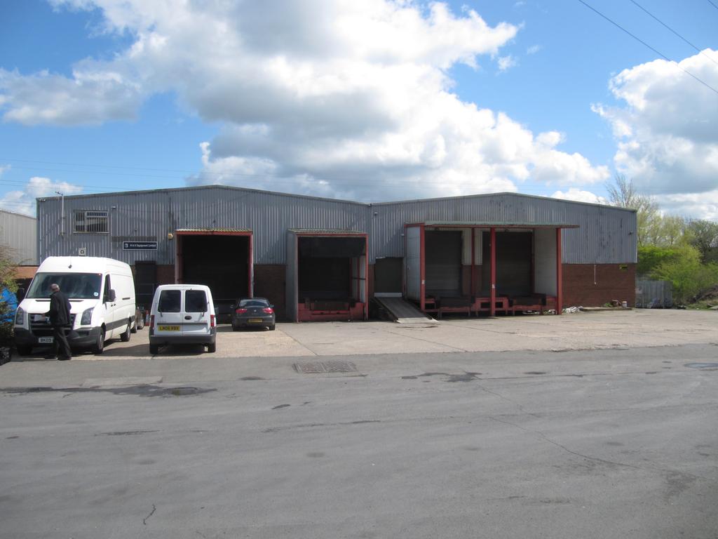 TO LET Double Bay Industrial Building with 4 Loading Docks Unit 5 Chariot Way Glebe Farm Industrial Estate Rugby CV21 1BA RENT: 5.50 per sq. ft.