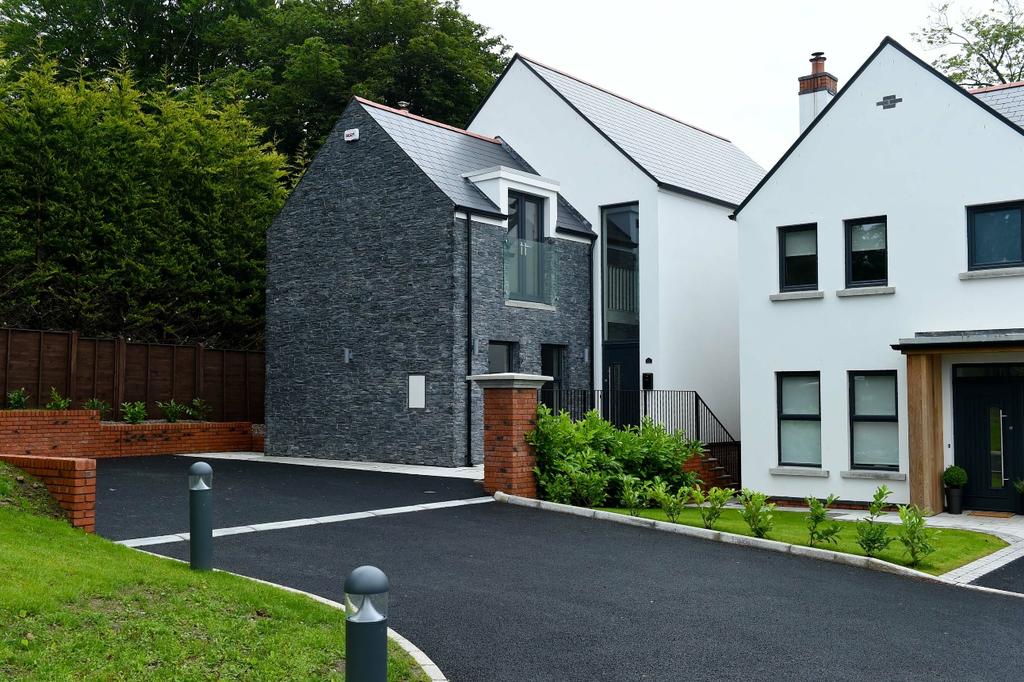 Estate Agent of the Year Northern Ireland 2016 12 Carnesure Mews, Killinchy Road, Comber, BT23 5TB ASKING PRICE 325,000 A truly stunning detached family home situated within this exclusive