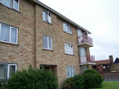 71 Park Road, Lowestoft, NR32 1SW 3 Bed 1st floor Flat, Gas central heating, No adapted Category payable in advance. 1 double & 2 single bedrooms. 2 and 3 bed need can apply. Pref given to 3 bed need.