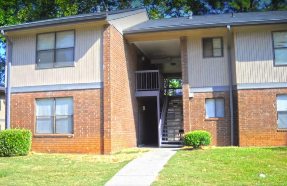 COURTYARD APARTMENTS - LEASE COMPS 4 TOCCOA PINES 97 Prather Park Circle Year Built: Bldg Size: