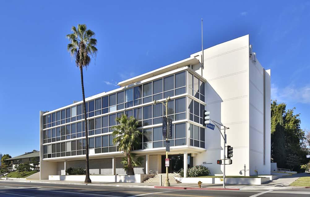 4401 WILSHIRE BLVD 4 EXECUTIVE SUMMARY CBRE, as exclusive advisor, is pleased to present the opportunity to acquire the 100% fee simple interest in 4401 Wilshire Boulevard in Los Angeles, CA (the