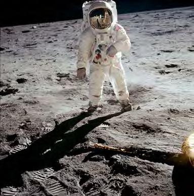 Soos ons in die volgende afdeling gaan sien, het die Maan se gravitasie nie net 'n uitwerking op mense wat op die Maan loop nie, maar ook op die Aarde Neil Armstrong, die eerste man op die Maan 23