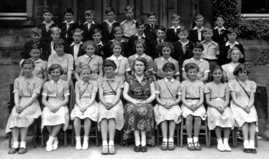 1A Junior Forms 1954-55 Photo from Miss. Ward. Thank you, Miss. Ward. Some additions have been sent in by Dilys Hughes. Thank you, Dilys. Back Row L-R: Bradbury A., Paul Toon, Brocklesby M.