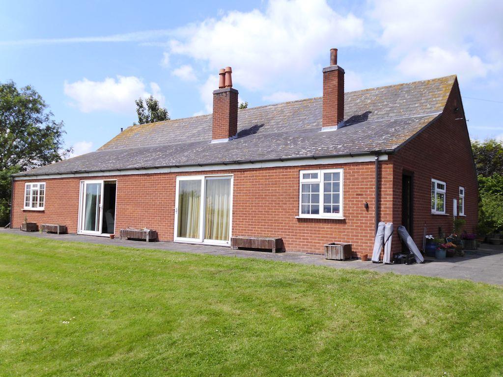 DRAFT DETAILS LONGLANDS FARM, 428 FOSSE WAY, RATCLIFFE ON THE WREAKE, LEICESTERSHIRE, LE7 4SJ PRICE: 595,000 Set within this secluded picturesque position, Longlands Farm sits within approximately 2.