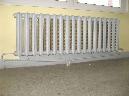 2. Photos. Examples of different types of radiators in the buildings on Seminari street.