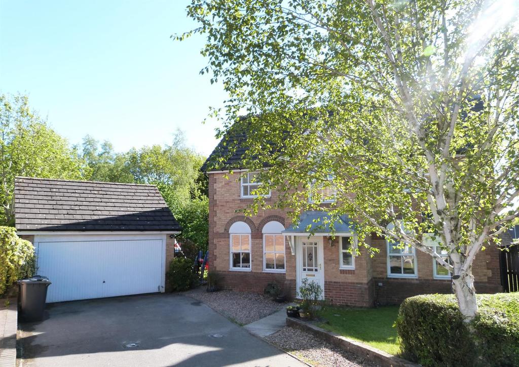 Daleview Court, West Lane, Baildon, Shipley, BD17 5TU Four bedroom detached family home Comprises: Entrance hallway, cloakroom WC, living room with feature open