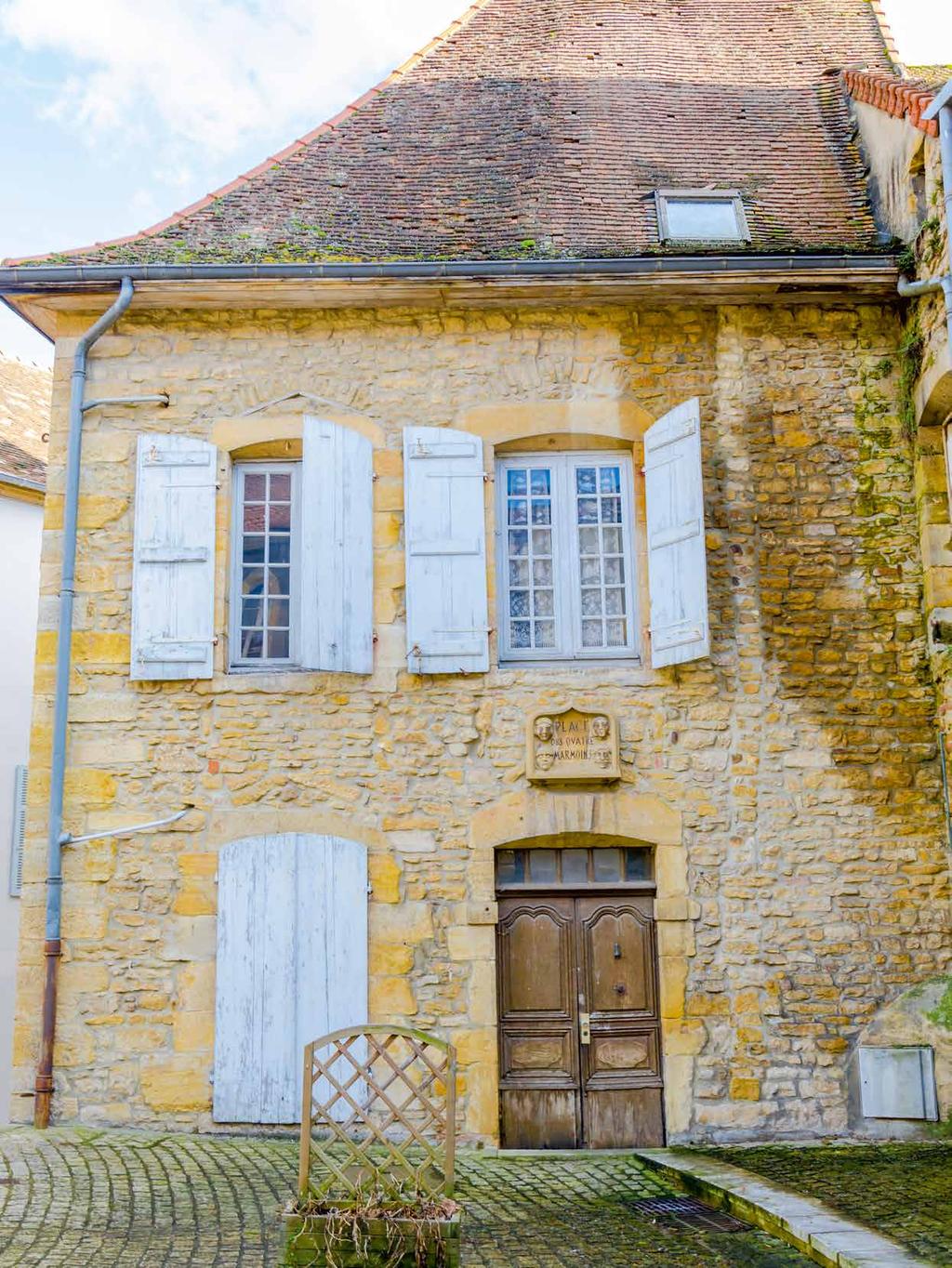 Heritage nasce dall attenta riproposizione di una pietra antica recuperata dalle pavimentazioni originali di antiche ville delle campagne francesi.