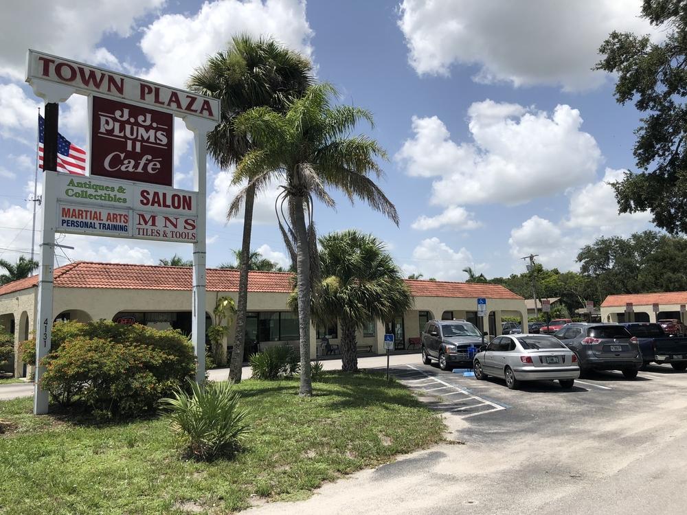 For Sale 4131 S US Highway 1 Fort Pierce, FL 34982 Freestanding Retail Buildings with US 1 Frontage PROPERTY OVERVIEW Well-located income producing plaza located along high traffic US Highway 1 in