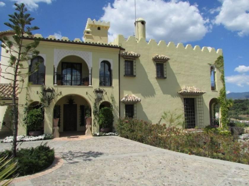 Set within the prestigious Marbella Club Golf Resort (the Golf Course and Equestarian centre for the 5 star Marbella Club and Puento Romano Hotels), this unique 5 year old Villa