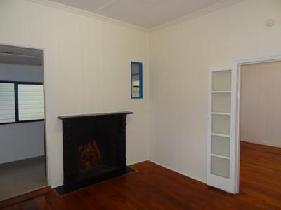 WEST END 1/52 Thomas Street AVAILABLE NOW $300 PW/ $1,200 BOND 1/52 Thomas Street, West End Spacious and tidy 2 bedroom upstairs unit with internal laundry and conveniently within walking distance to