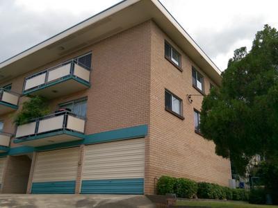 Located at the back of the complex and away from Gladstone Road traffic noise but close to transport and other amenities ANNERLEY 2/39 Carville Street AVAILABLE NOW $335 PW/ $1,340 BOND 2/39 Carville