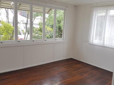 WOOLLOONGABBA 11 Broadway Street AVAILABLE NOW $400 PW/ $1,600 BOND House 3 1 1 11 Broadway Street, Woolloongabba Spacious house with 3 bedrooms + front sun room, single lock up garage, close to