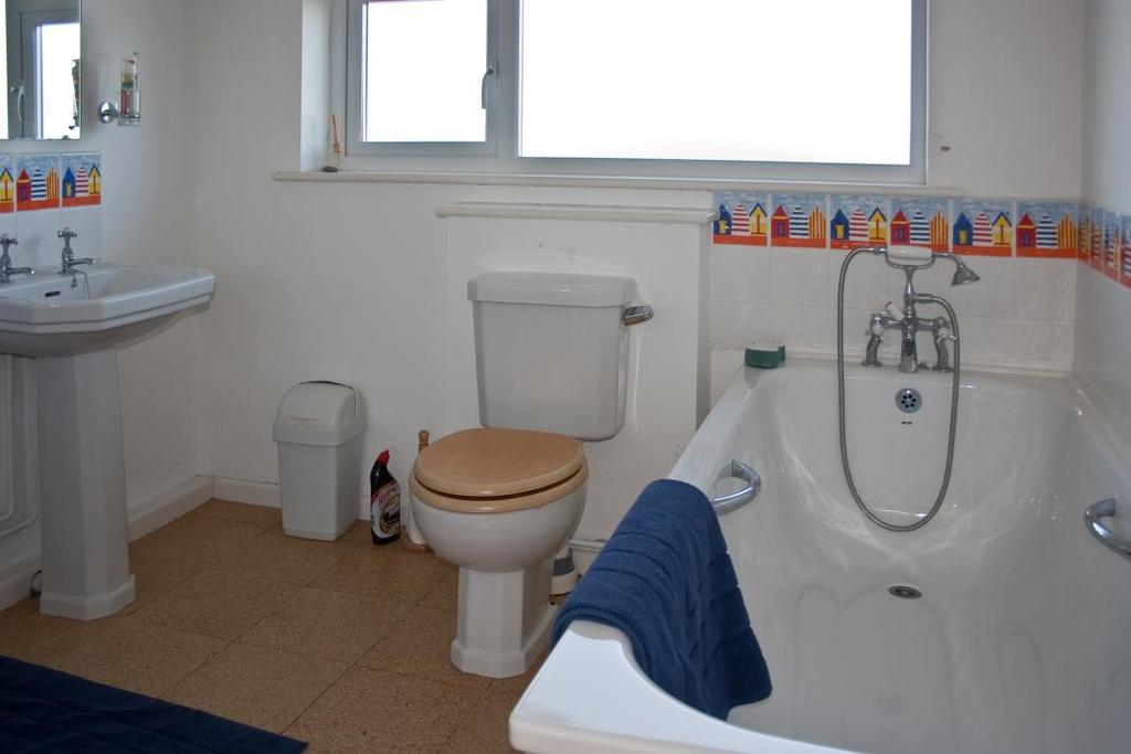 BATHROOM 8ft 7" x 8ft 3" North facing upvc double glazed window with obscure glass, cork floor tiles, ceiling light,4