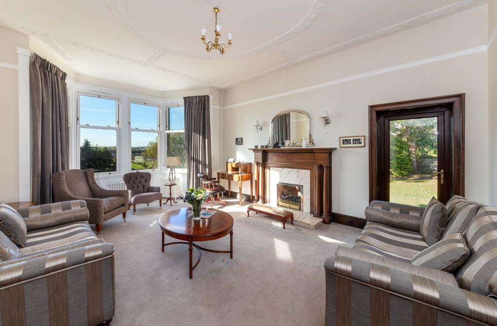 Situation Braemar sits in wonderful elevated grounds with open views to the front, located on a highly sought after residential road in Lenzie which is a short distance of the train station and local