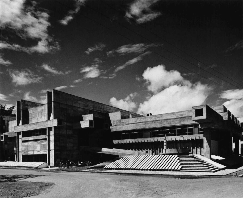 Ōita Prefectural Library 1962-66 Ōita, Japan Photo courtesy of Yasuhiro Ishimoto Isozaki s early career began with the postwar rebuilding of Japan in his hometown of Ōita on the island of Kyushu.